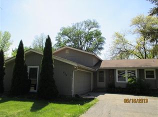 470 Hiawatha Dr, Carol Stream, IL 60188