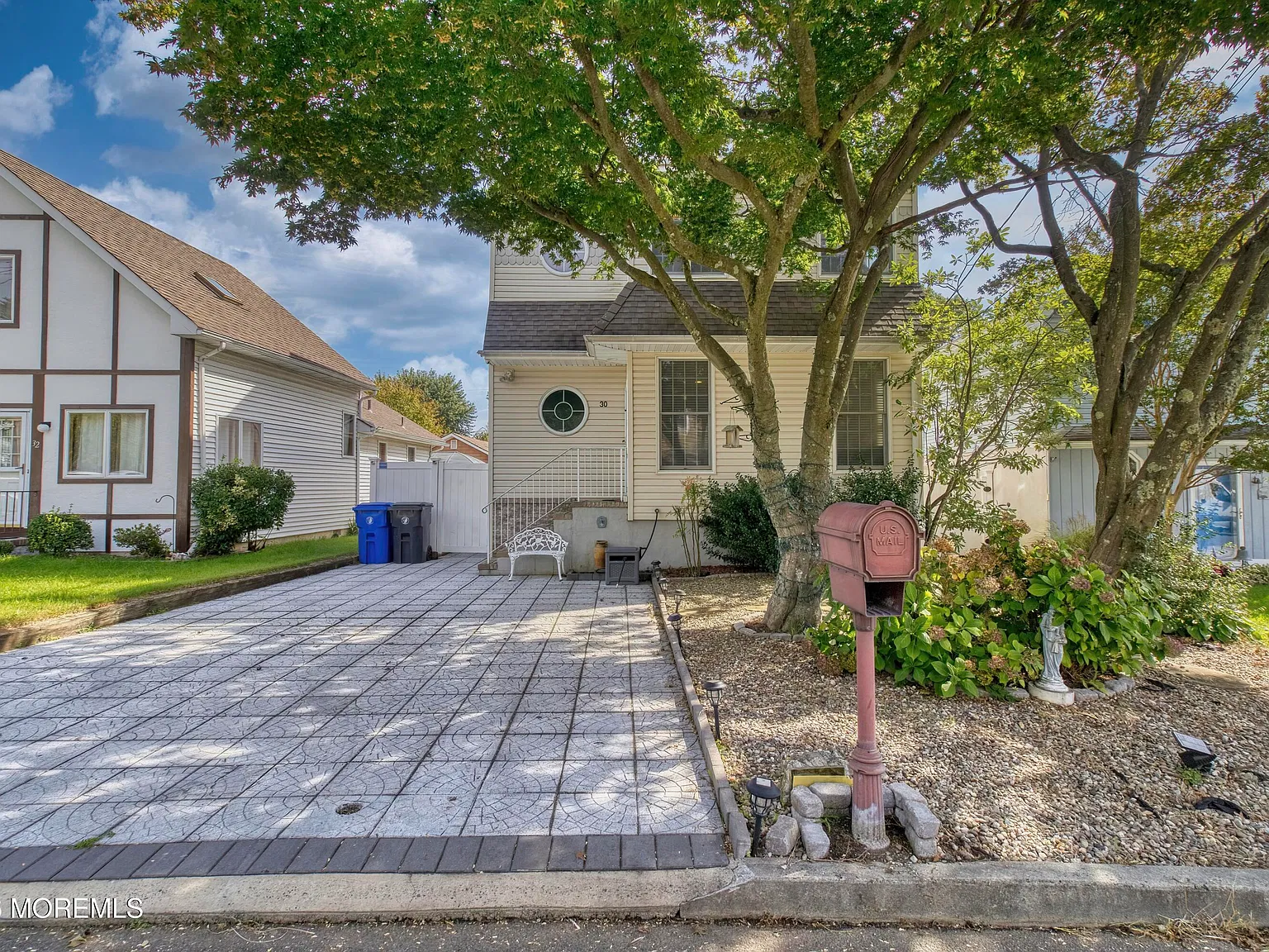 4 bed, 2.5 bath, 2307 sqft, $2,800 — Photo 2