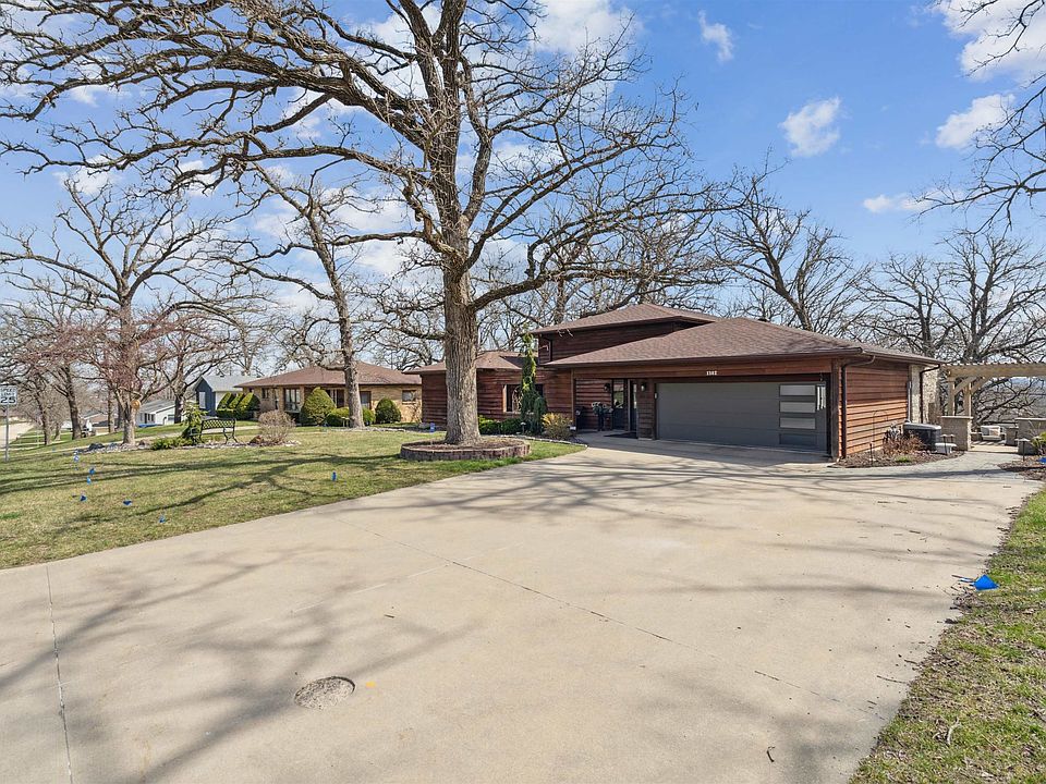 1302 3rd St SW, Dyersville, IA 52040 | Zillow