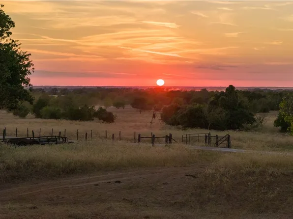 11258 Providence Rd, Hearne, TX 77859