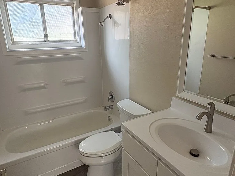 1114 N University Dr — Photo 6