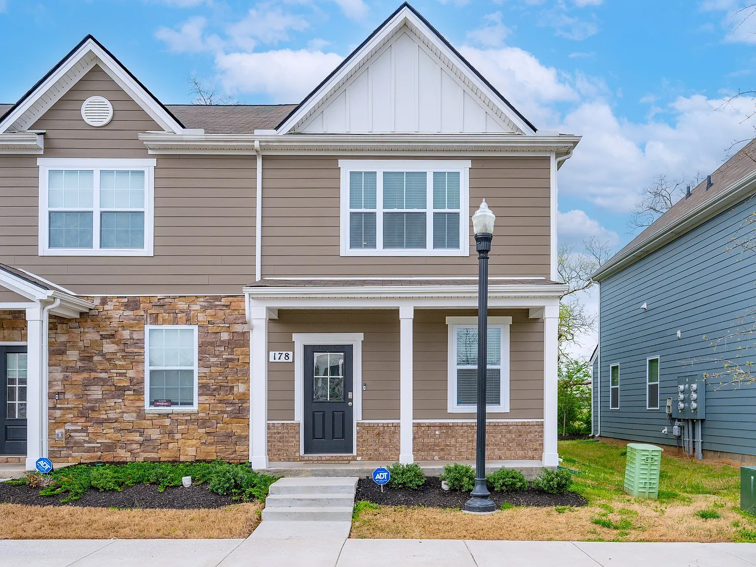 3 bed, 2.5 bath, 1422 sqft, $2,000 — Photo 1