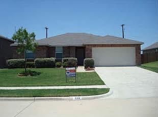 1st image of 320 Briaroaks Dr