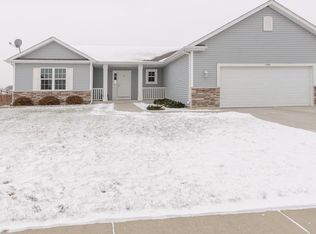 1124 Red Oak Cir, Johnson Creek, WI 53038