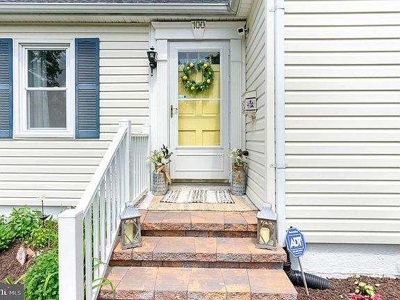 4th image of 100 Chestnut Ln