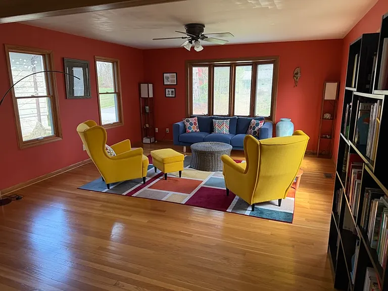 1720 E Devon Ln — Photo 2