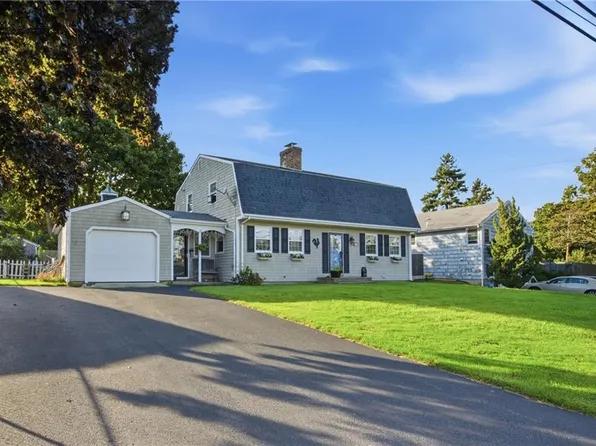 11 Linda Ave, Portsmouth, RI 02871