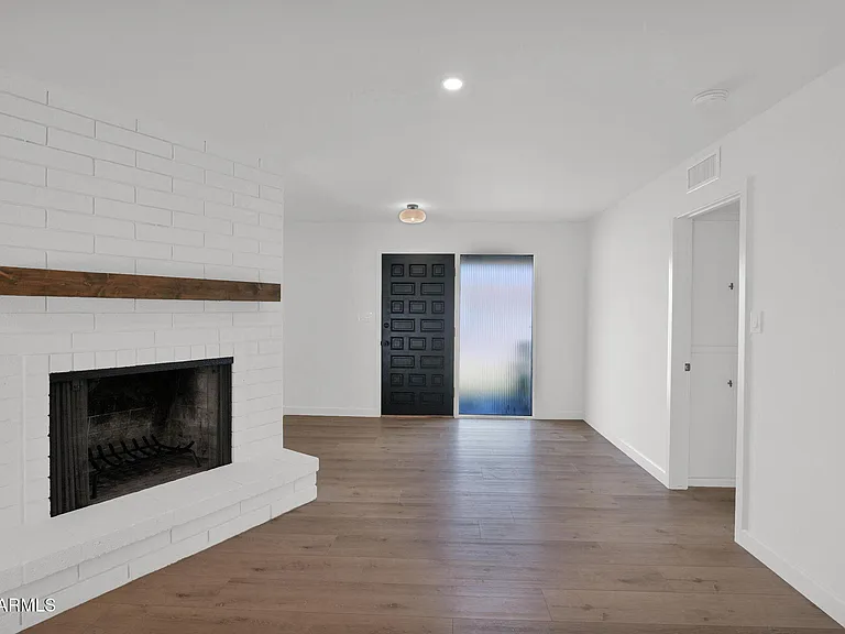 501 W Seldon Ln — Photo 9