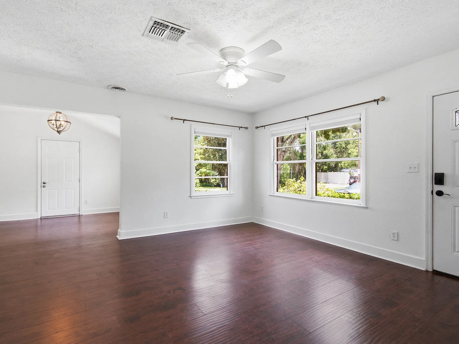 3 bed, 1123 sqft, $2,595 — Photo 2