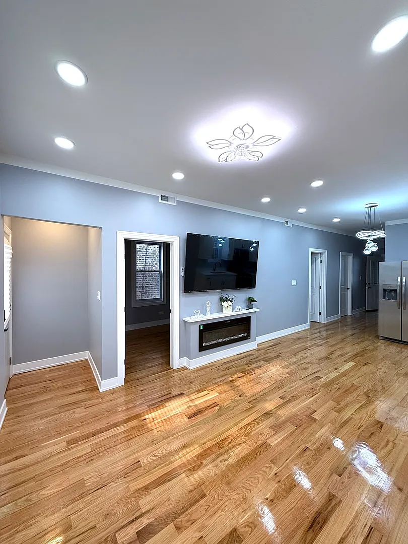 3 bed, 1000 sqft, $1,800 — Photo 2