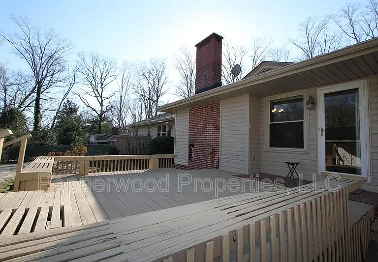 327 N Park Dr — Photo 23
