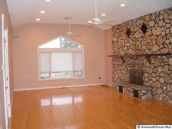 4th image of 48 Margaret Ct