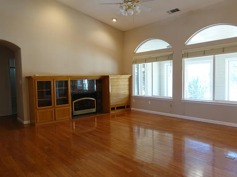 1811 Smith Dr — Photo 2