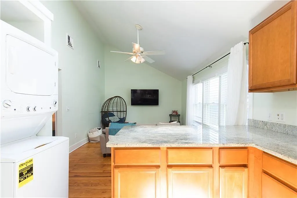 2 bed, 800 sqft, $2,400 — Photo 3