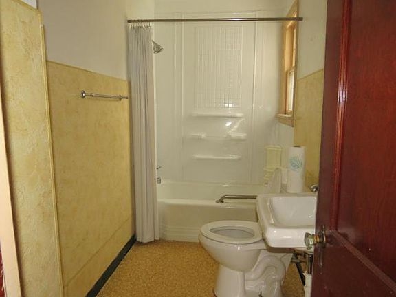 4th image of 1404 N Superior St