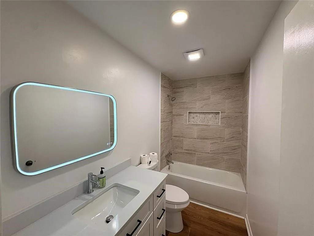 2 bed, 1.0 bath, 807 sqft, $2,000 — Photo 4