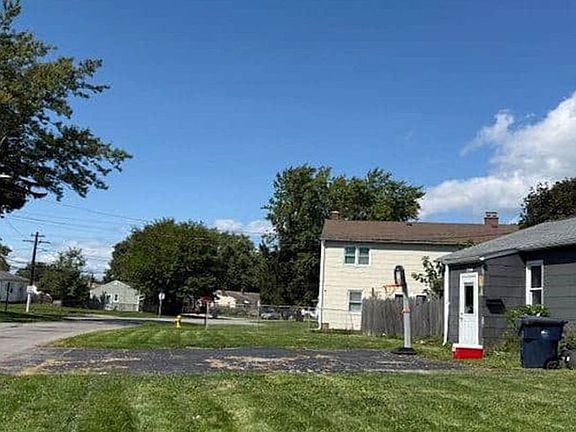 Exterior Neighborhood (street photo)