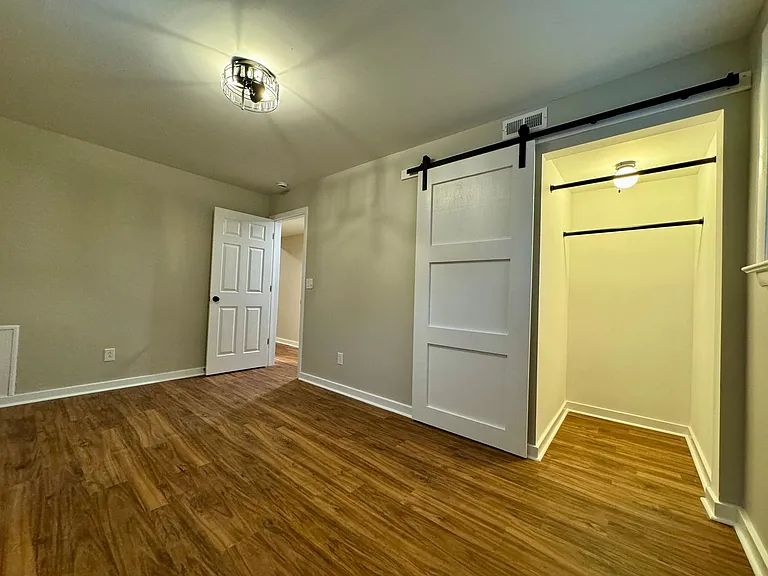 1003 Giles Unit D - By the bed — Photo 13