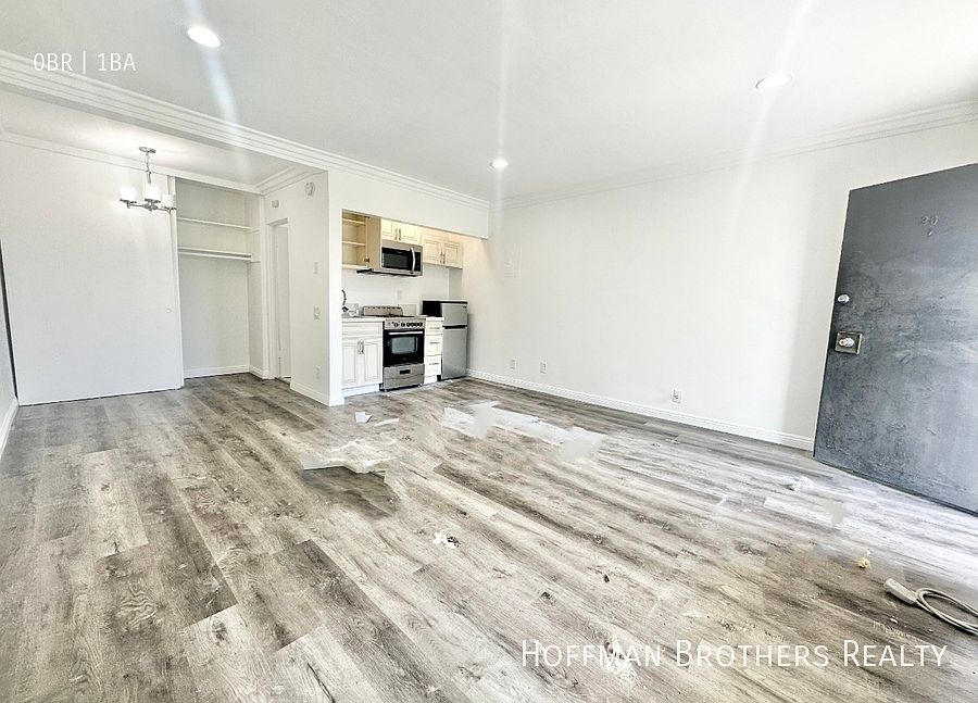2nd image of 14026 Oxnard St #21