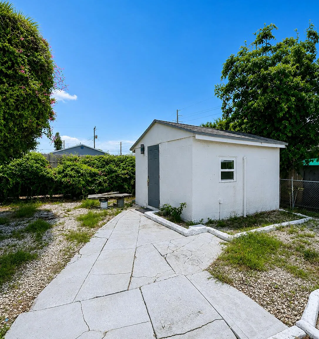 1 bed, 1.0 bath, 200 sqft, $1,000 — Photo 1