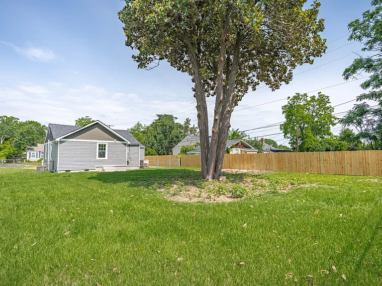 320 Virginia St — Photo 3
