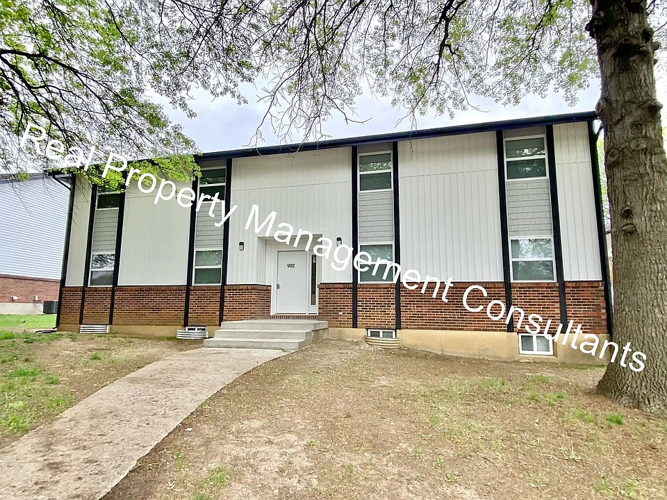 902 Twin Oaks Ter