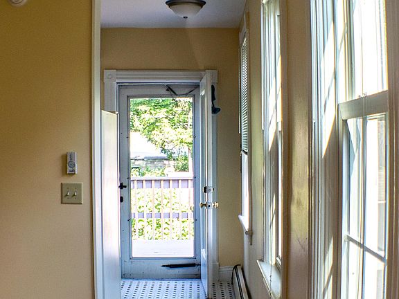 Apt 5 1/2 View of entrance from living room