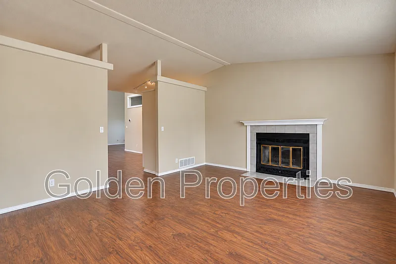 3 bed, 3.0 bath, 2212 sqft, $2,795 — Photo 4