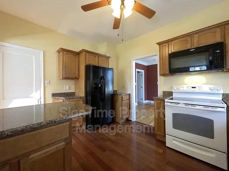 825 Armstrong Ave — Photo 3
