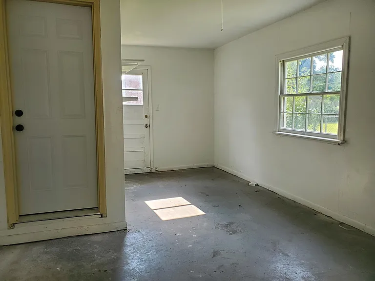 2722 Thompson Ave — Photo 27