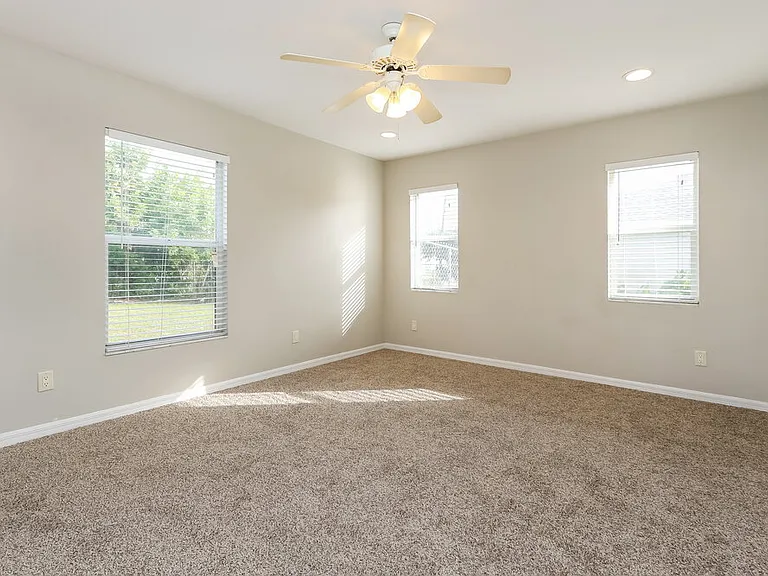 1413 SW 11th Pl — Photo 2