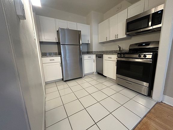 2nd image of 913 E Kilbourn Ave APT 64