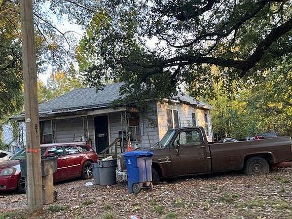 2nd image of 2935 Woodford St