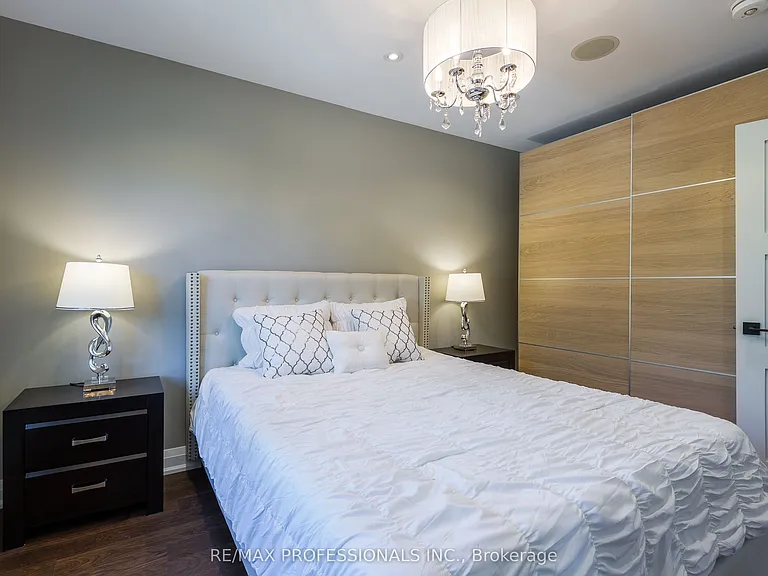 546 Beresford Ave — Photo 13