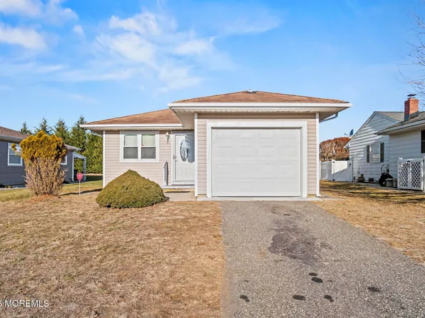 40 Pirogue Street, Toms River, NJ 08757