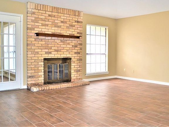 3rd image of 2901 Brookhollow Dr
