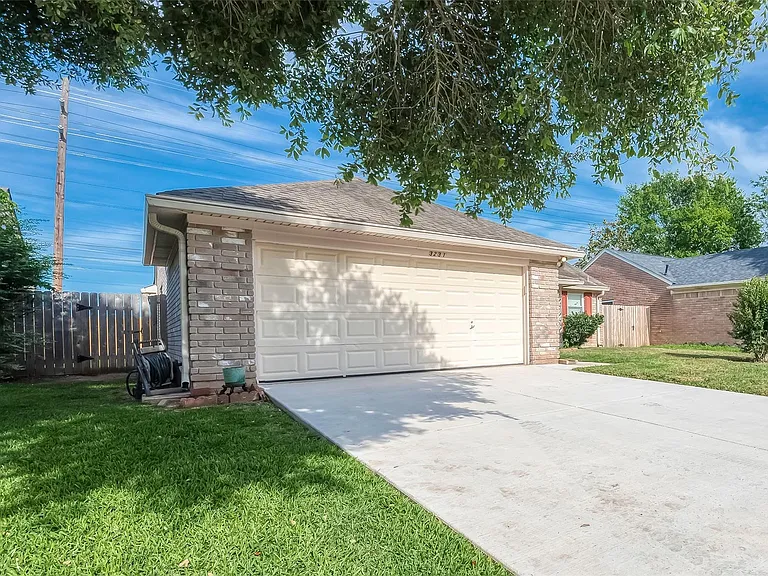 3231 E Heatherock Cir — Photo 2