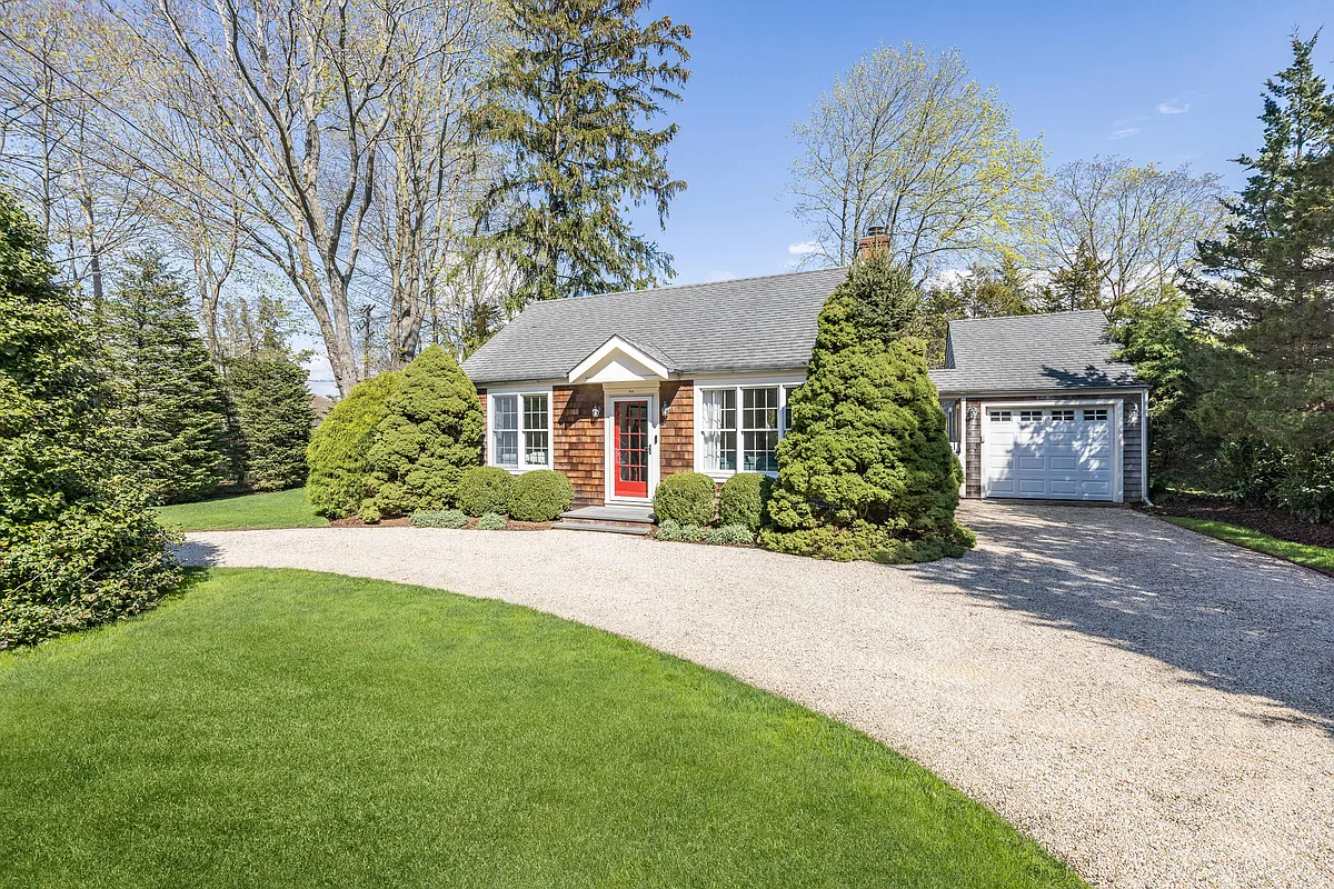 Building Photo - 1638 Bridgehampton Sag Harbor Tpke