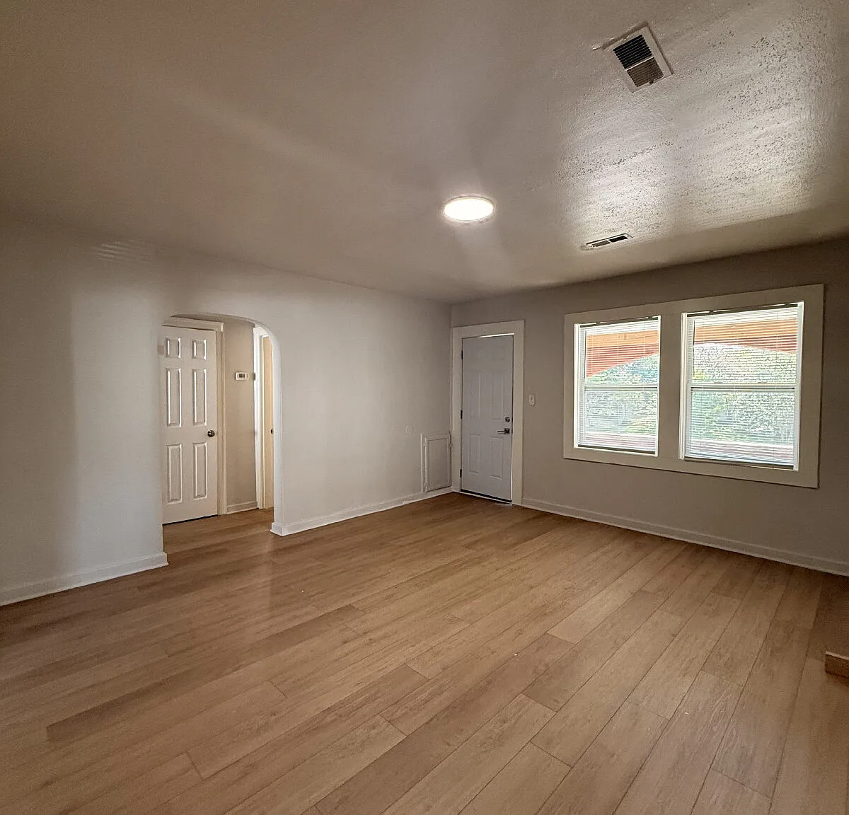 2 bed, 1.0 bath, 800 sqft, $1,200 — Photo 3