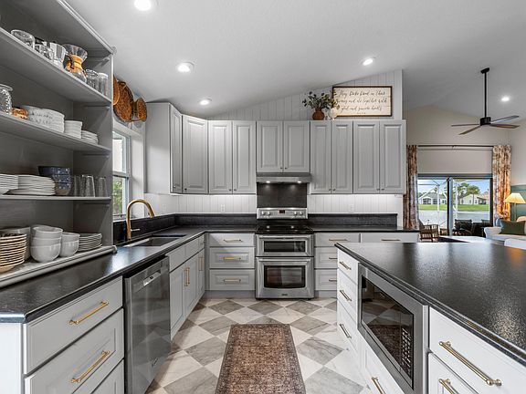 4th image of 182 Saratoga Boulevard E