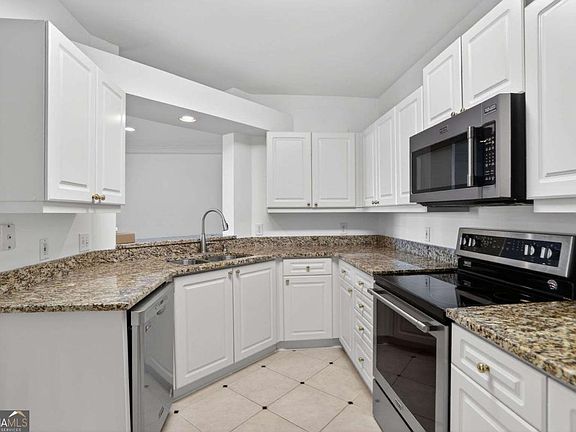 3rd image of 3334 Peachtree Rd NE APT 1405