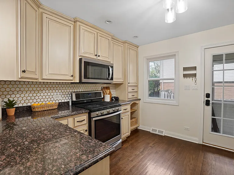 8814 Northcote Ave — Photo 11