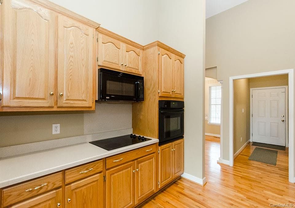 1st image of 2878 Woodfield Ln