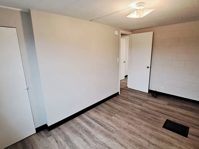 240 W High St — Photo 15