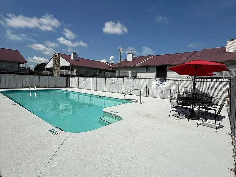 Stonehenge Apartments — Photo 16