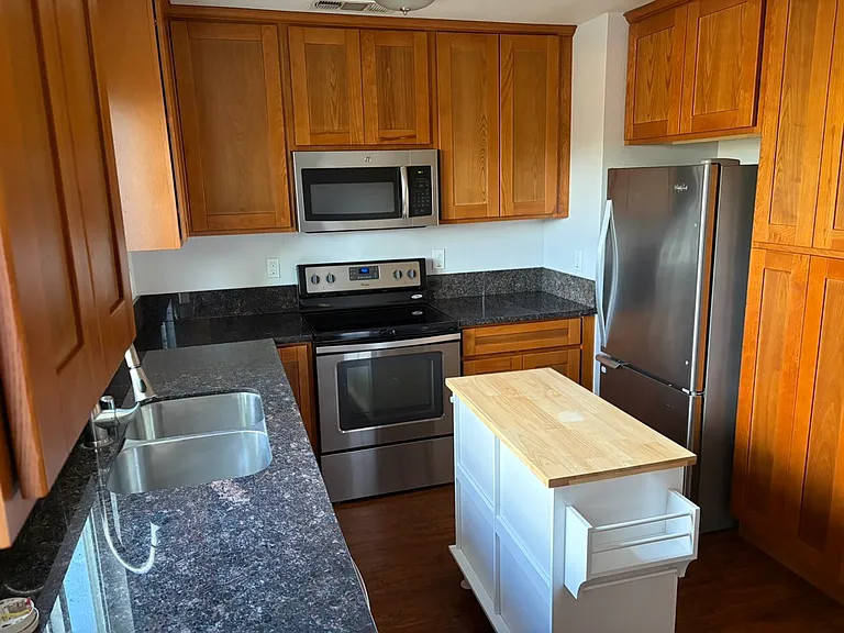 899 Douglas St — Photo 12