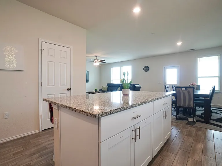 11112 Mestengo Dr — Photo 10