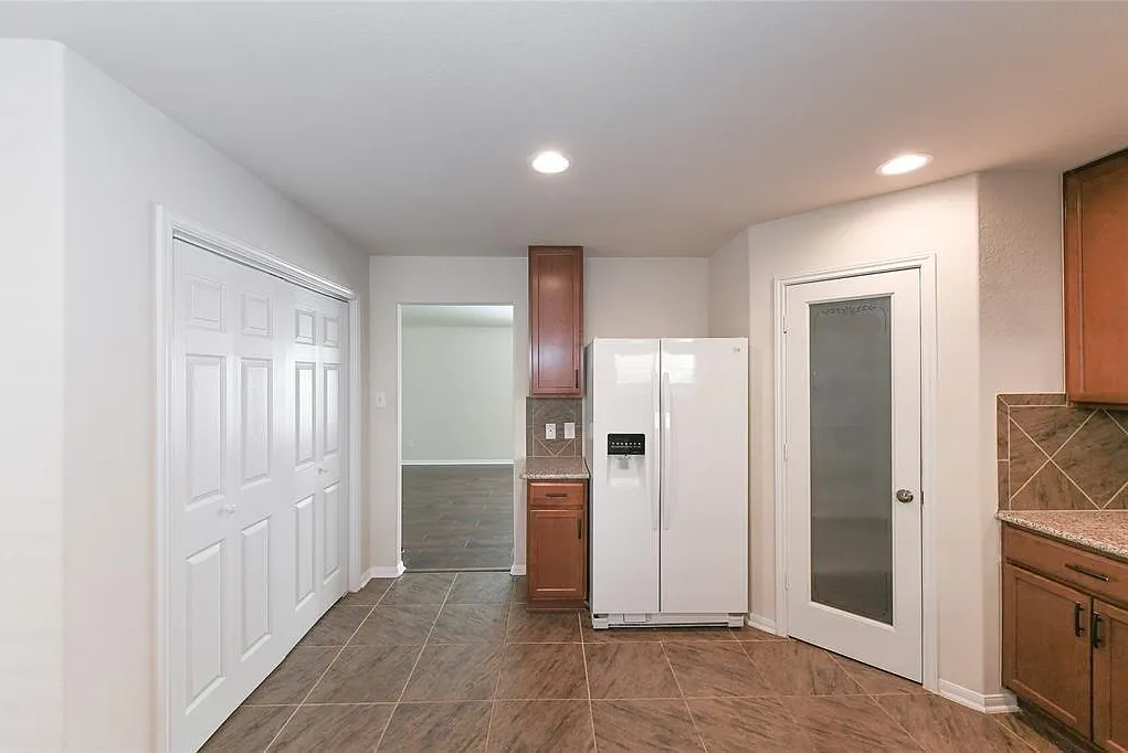 3 bed, 2.0 bath, 1563 sqft, $1,800 — Photo 4