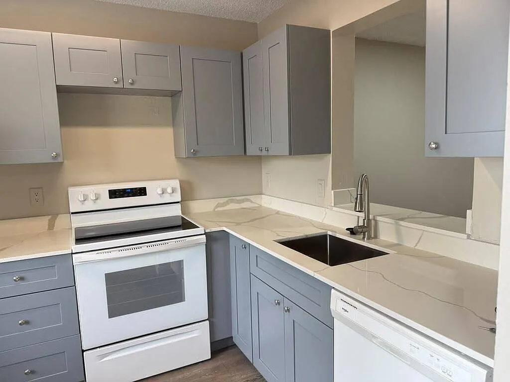 2 bed, 2.0 bath, 832 sqft, $2,000 — Photo 2