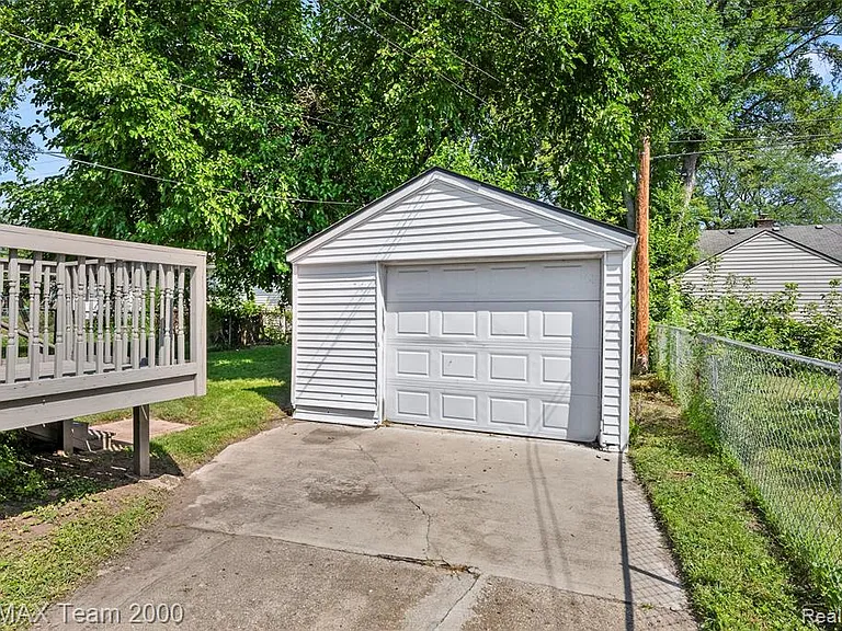 34080 Harroun St — Photo 4